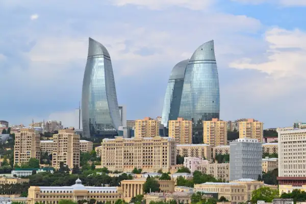 Nowoczesne wieżowce w Baku, stolicy Azerbejdżanu. Ceny nieruchomości w tym dynamicznie rozwijającym się mieście są wysokie.