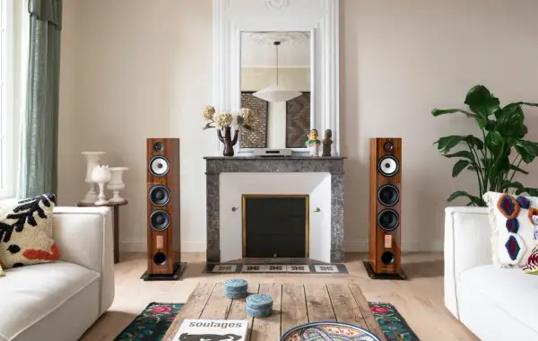 Dwa eleganckie głośniki podłogowe tworzą idealne stereo w salonie.