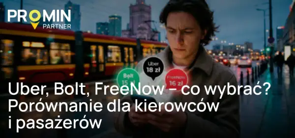 Mężczyzna z telefonem porównuje ceny Uber, Bolt i FreeNow. Miasto nocą, tramwaj w tle.
