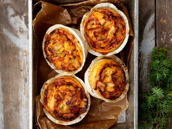 Fyra gyllene pizzabullar i en plåtform, redo att avnjutas. Ett perfekt pizzabullar recept för fika eller middag.