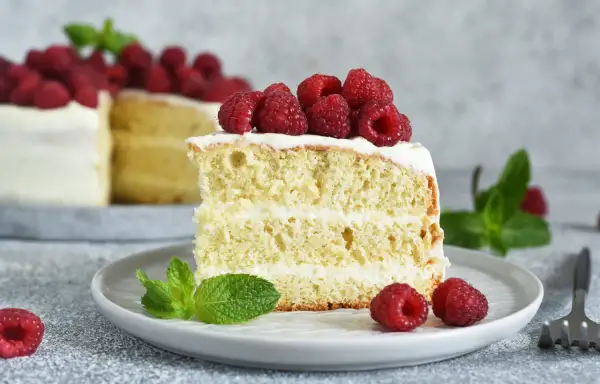 Pyszny tort musowy z malinami i bitą śmietaną. Idealny przepis na deser.