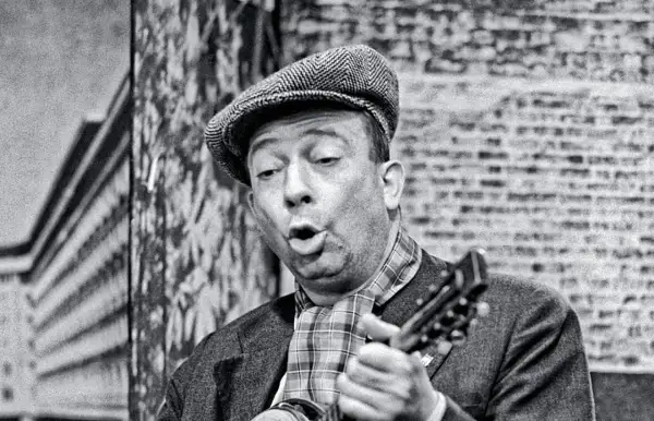 Stanisław Grzesiuk śpiewa, grając na mandolinie. Jego charakterystyczne utwory niosą echo warszawskiej Pragi.