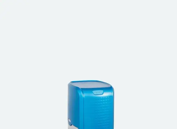 Un osmoseur portable bleu vif, au design moderne, prêt à purifier votre eau où que vous soyez.