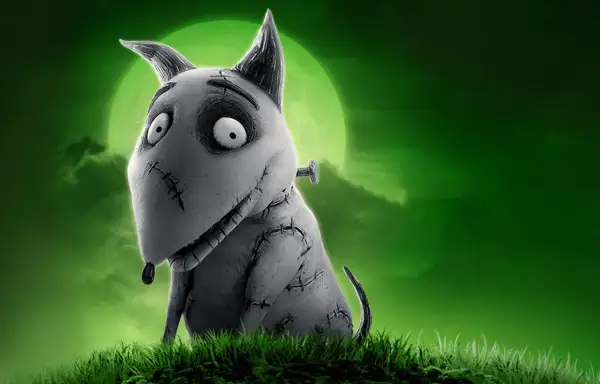 Frankenweenie, en söt, sydd hund med stora ögon, sitter i gräset under en grön måne. Perfekt för halloween filmer barn.