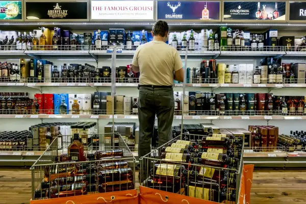 Ile można kupić alkoholu na lotnisku? Limity i ważne przepisy podróżne