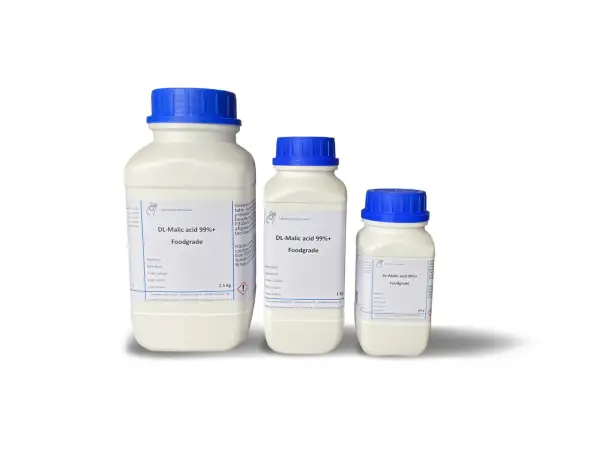 Tre flaconi di acido malico 99%+ Foodgrade. L'acido malico è un ingrediente comune in alimenti e bevande.