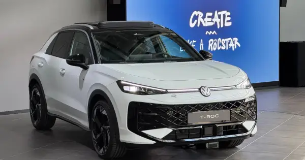 Biały Volkswagen T-Roc 2025 z czarnym dachem i felgami, gotowy, by stworzyć wrażenie jak rockstar.