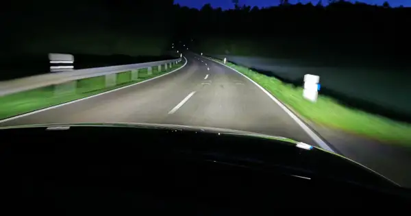 Jadąc nocą, światła matrix oświetlają krętą drogę, tworząc magiczną atmosferę.