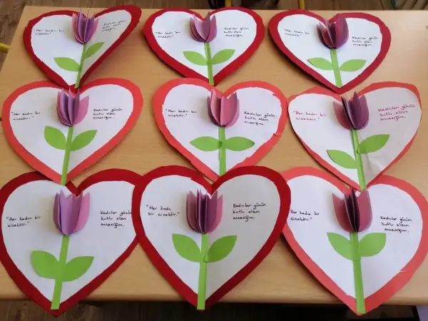 Manualidades de **actividades día de la madre**: corazones de papel con tulipas y mensajes para mamá.