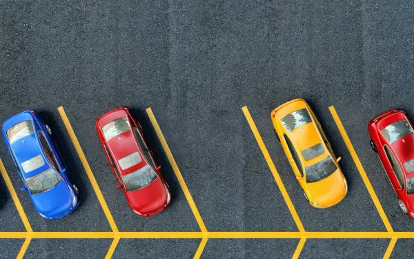 Gdzie zaparkować w Helu? Płatne i darmowe opcje parkingowe