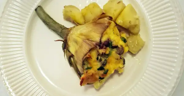 Gefüllte Artischocke mit Kartoffeln, ein köstliches Gericht, das zeigt, wie vielseitig rezepte mit frischen artischocken sein können.