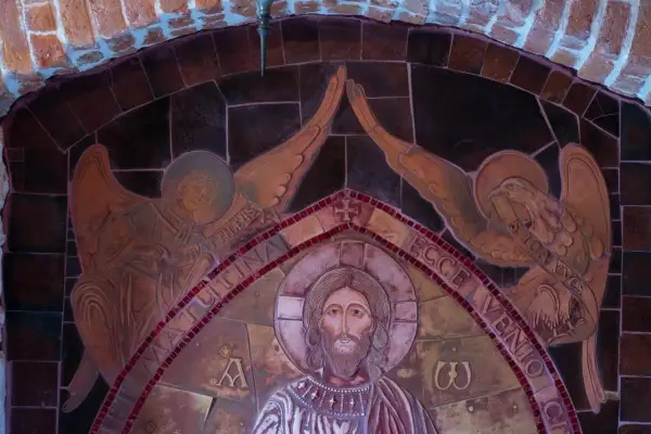 Aniołowie z symbolami Ewangelistów otaczają Jezusa. W tle słychać pieśń z psalm 150.