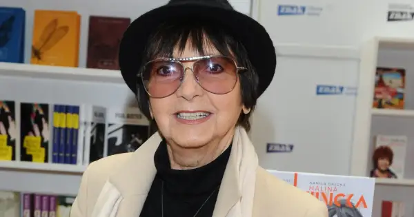 Halina Kunicka, w okularach i kapeluszu, prezentuje swoje piosenki alfabetycznie.