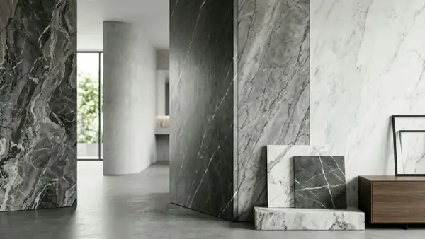 Pareti con pittura decorativa effetto marmo in diverse tonalità, dal grigio scuro al bianco, con venature naturali.