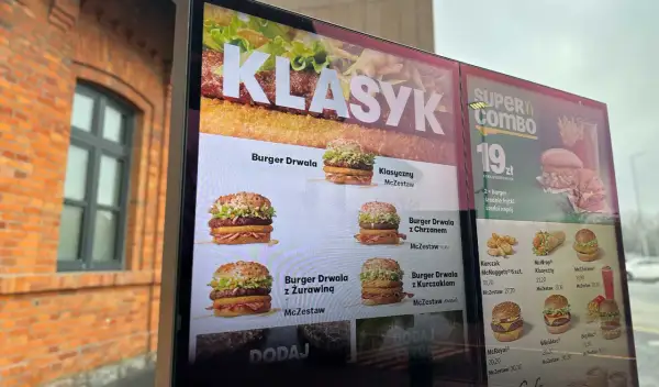 Burger Drwala to klasyk, który w wersji z kurczakiem, żurawiną lub chrzanem kusi podwójną porcją mięsa i chrupiącymi dodatkami.