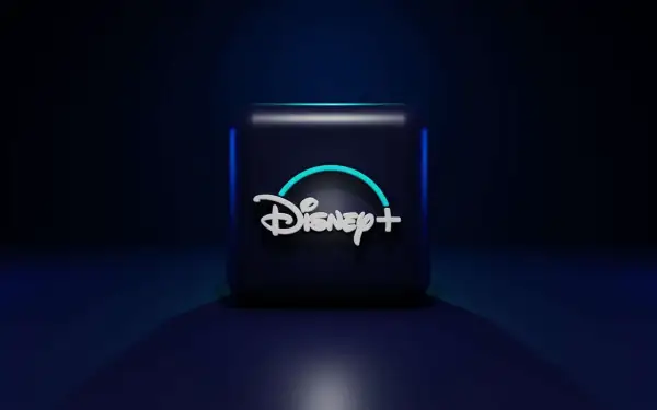 Ciemny sześcian z logo Disney+ w neonowym blasku. Idealny do wyboru **Disney Plus pakiety** dla całej rodziny.