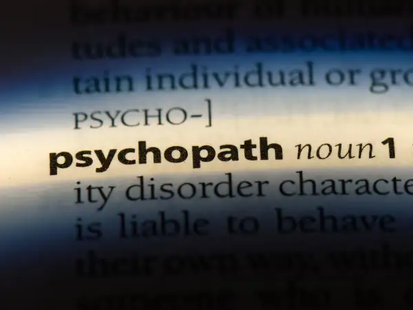Słowo "psychopath" w słowniku. Czego boi się socjopata? Może konfrontacji z własnymi czynami, które opisuje definicja.