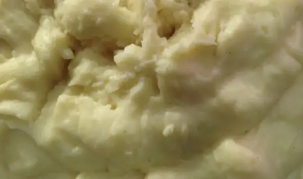 Un primo piano di cremoso purè di patate, pronto per essere gustato.