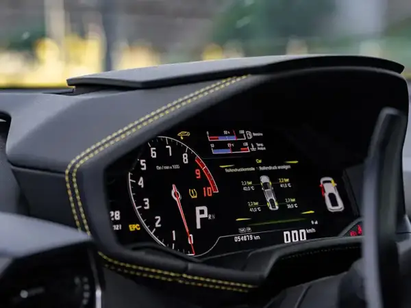 Cruscotto digitale con tachimetro, indicatore pressione pneumatici e temperatura. Per sapere dove vedere allestimento auto sul libretto, consulta il manuale.