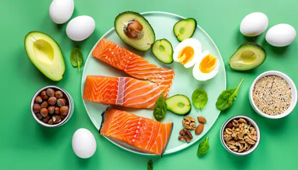 Łosoś, awokado, jajka i orzechy – składniki idealne na dietę przy wysokim cholesterolu.