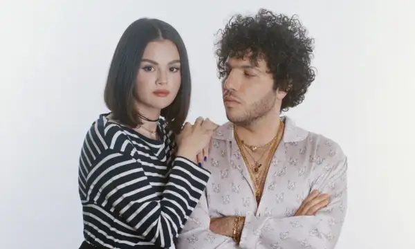 Selena Gomez i Benny Blanco w zbliżeniu, ona opiera rękę na jego ramieniu.