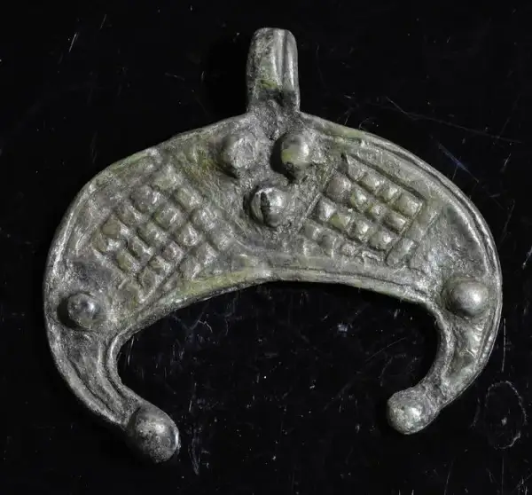 Lunula naszyjnik znaczenie: symbolika, która wzmacnia kobiecość