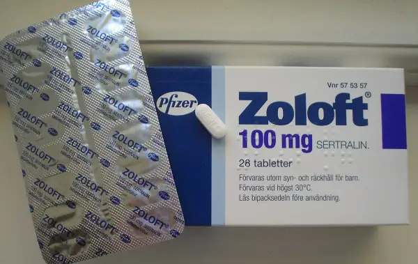 En förpackning och ett blister med Zoloft 100 mg, som innehåller sertralin för behandling av ångest.