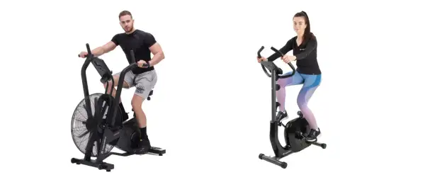Mężczyzna i kobieta ćwiczą na rowerach stacjonarnych.