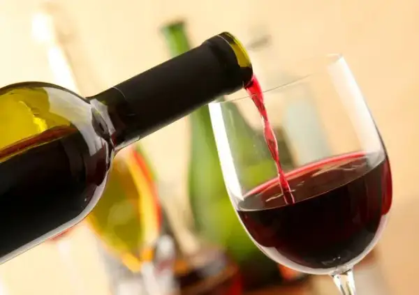 Czy czerwone wino obniża cukier? Odkryj jego wpływ na zdrowie