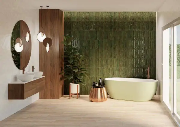 Salle de bain moderne avec mur texturé vert émeraude, parfait pour une inspiration salle de bain zellige. Bain autoportant, double vasque et bois chaleureux.