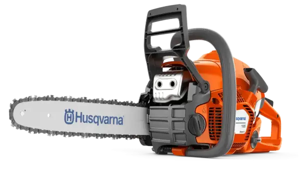 Pomarańczowa piła łańcuchowa Husqvarna 135 Mark II. Sprawdź husqvarna 135 dane techniczne, by poznać jej możliwości.