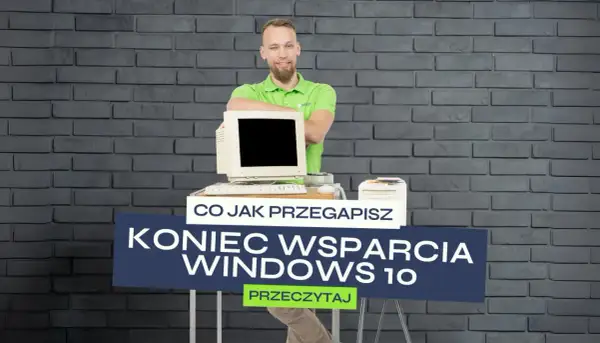 Mężczyzna w zielonej koszulce stoi obok starego komputera z monitorem CRT. Na ekranie widnieje napis "Koniec wsparcia Windows 10".