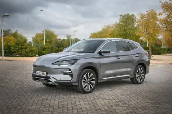 Gris BYD Seal SUV estacionado en un camino de adoquines, listo para una prueba de manejo.
