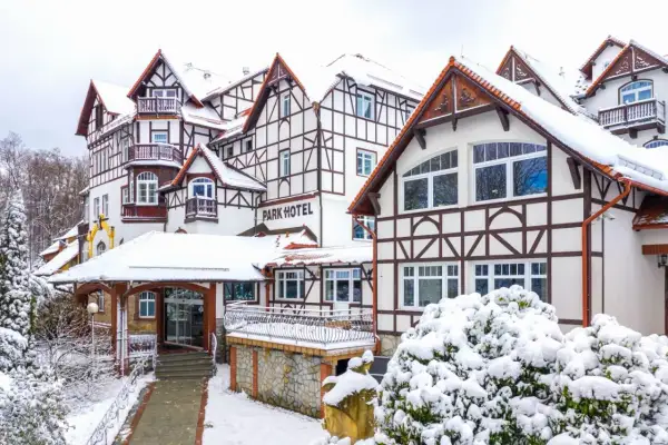 Wintertraum im Park Hotel. Schneebedeckte Fachwerkhäuser laden zum Verweilen ein. Ein idyllischer Ort, der an ein Märchen erinnert.