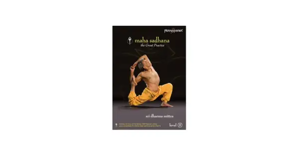 Sri Dharma Mittra en una pose de yoga desafiante en la portada de "Maha Sadhana".