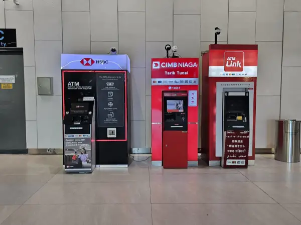 Cztery bankomaty: HSBC, CIMB NIAGA, ATM Link i jeden nieznany. Wiele walut na Bali można wypłacić z tych bankomatów.