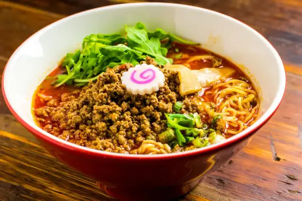 Una ciotola di ramen fumante, con carne macinata, verdure e un narutomaki rosa. Potrebbe essere il miglior ramen di NYC.