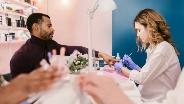 Mann lässt sich im Nagelstudio die Nägel machen. Ein Kleingewerbe wie dieses unterliegt der IHK-Pflicht.