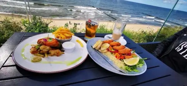 Gdzie zjeść w Ustroniu Morskim? Najlepsze miejsca na smaczne posiłki