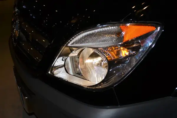 Reflektor Iveco Daily, gotowy do wymiany żarówki mijania.