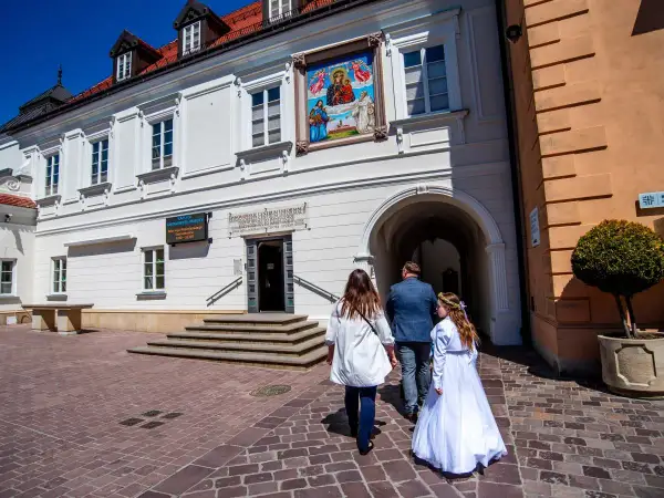 Rodzina w drodze na komunię. Piękny dzień, idealne miejsce, gdzie zrobić komunię.