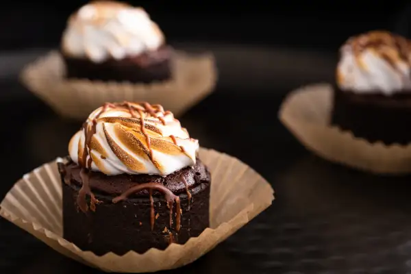 Pyszne muffinki brownie z pianką marshmallow i polewą czekoladową, idealne na deser.