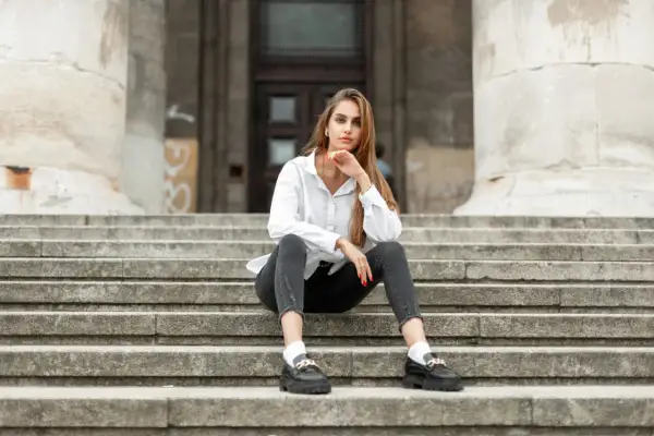 Jakie buty do szarych spodni damskich - idealne połączenia stylowe