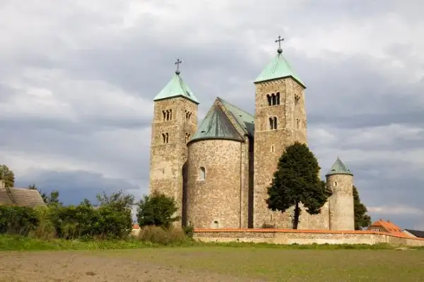 Co to jest styl romański? Odkryj jego tajemnice i cechy architektury