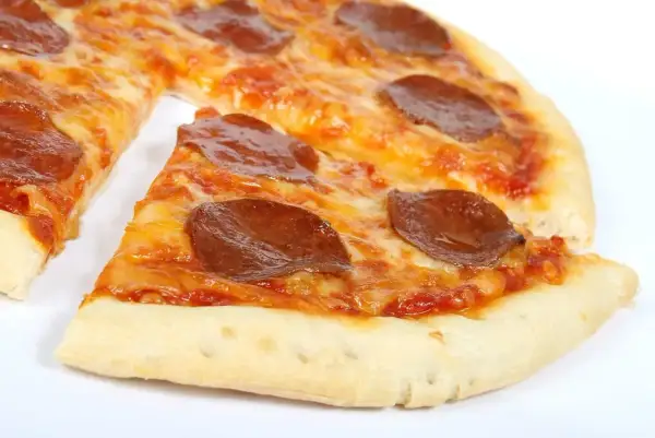 Pyszna pizza pepperoni, 32 cm średnicy. Zastanawiasz się, ile kcal ma pizza 32 cm? Ta wygląda na około 1500-2000 kcal.