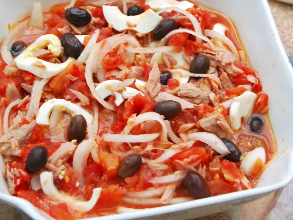 Ensalada murciana con tomate, cebolla, atún, huevo duro y aceitunas negras. Un plato fresco y lleno de sabor.