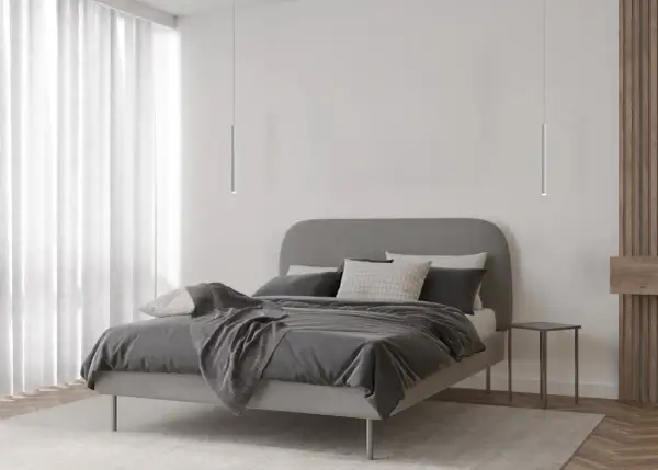 Minimalistyczna sypialnia z łóżkiem i dwoma lampami wiszącymi tuba, które dodają nowoczesnego charakteru.