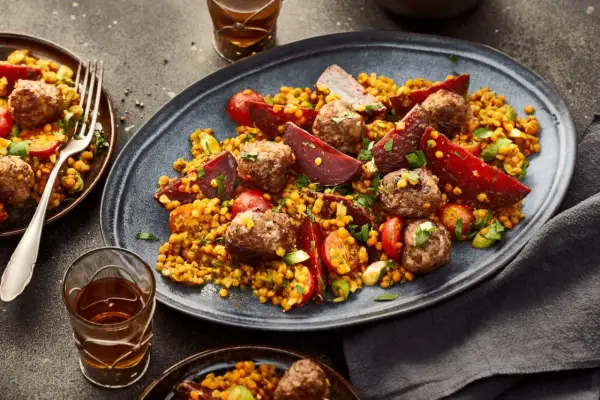 Herzhafter rote Linsen Salat mit Fleischbällchen, Rote Bete und Kirschtomaten. Ein Gericht, das satt und glücklich macht.