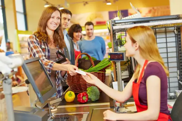 Ile można zarobić na kasie w supermarkecie? Zaskakujące wyniki!