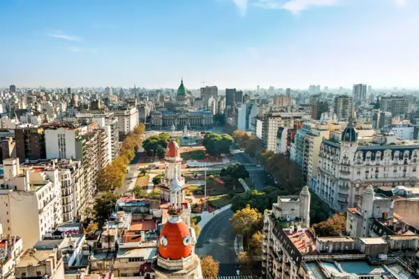Vy över Buenos Aires med dess arkitektur och gröna torg.